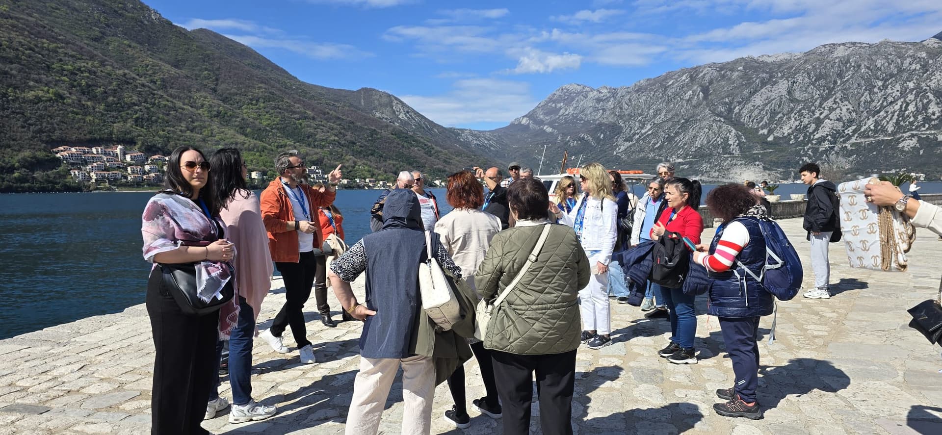 Kotor Korfezi'nde tur grubu