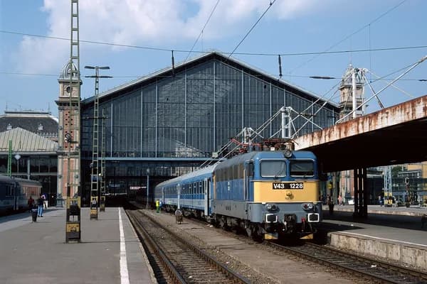 Avrupa'da Ucuz Ulaşım Taktikleri (2026): Tren mi, Otobüs mü, Uçak mı?