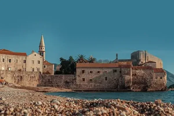 Budva'da Nerede Kalınır? 2026: Eski Şehir, Becici mi, Sveti Stefan?