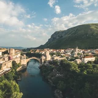 Mostar Köprüsü'nün Hikayesi: Balkanların Kalbinde Bir Şehir