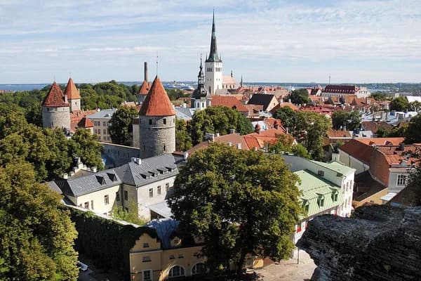 Tallinn Gezi Rehberi 2026: Ortaçağ Surları, KGB Çatısı ve Şarkıyla Devrim