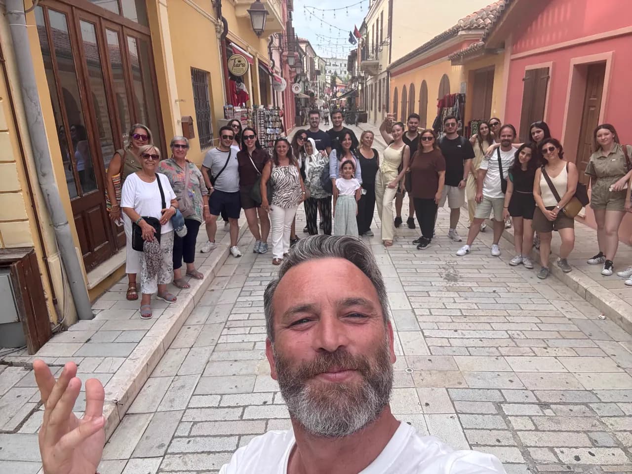 Şaban Ajder ve tur grubu Gjirokastër sokaklarında